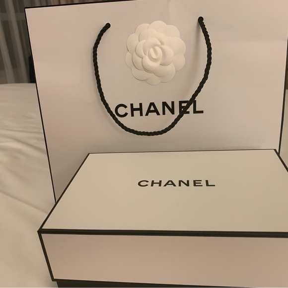 Brand new rare and collectible authentic Chanel with ribbon ,must have! - Picture 5 of 12
